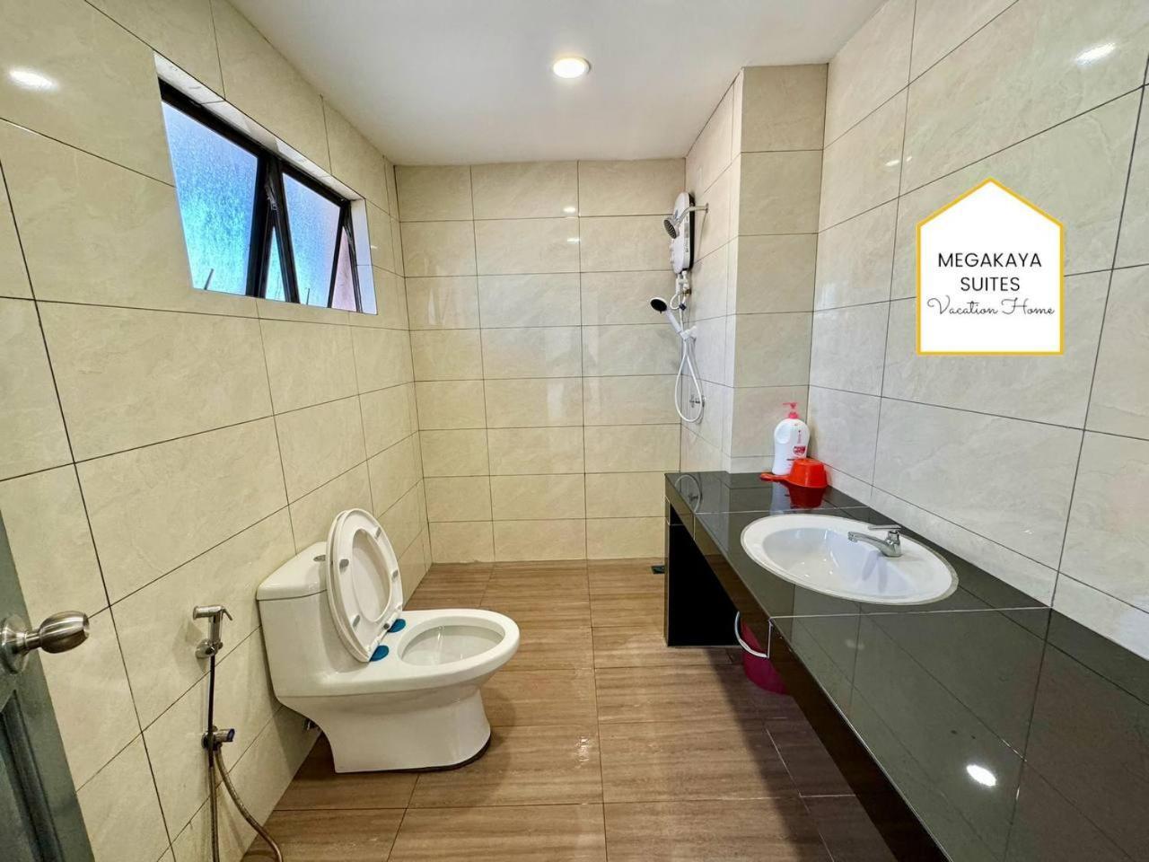 6 Bedrooms Penthouse Marina Court Centre - 19pax * Kota Kinabalu
